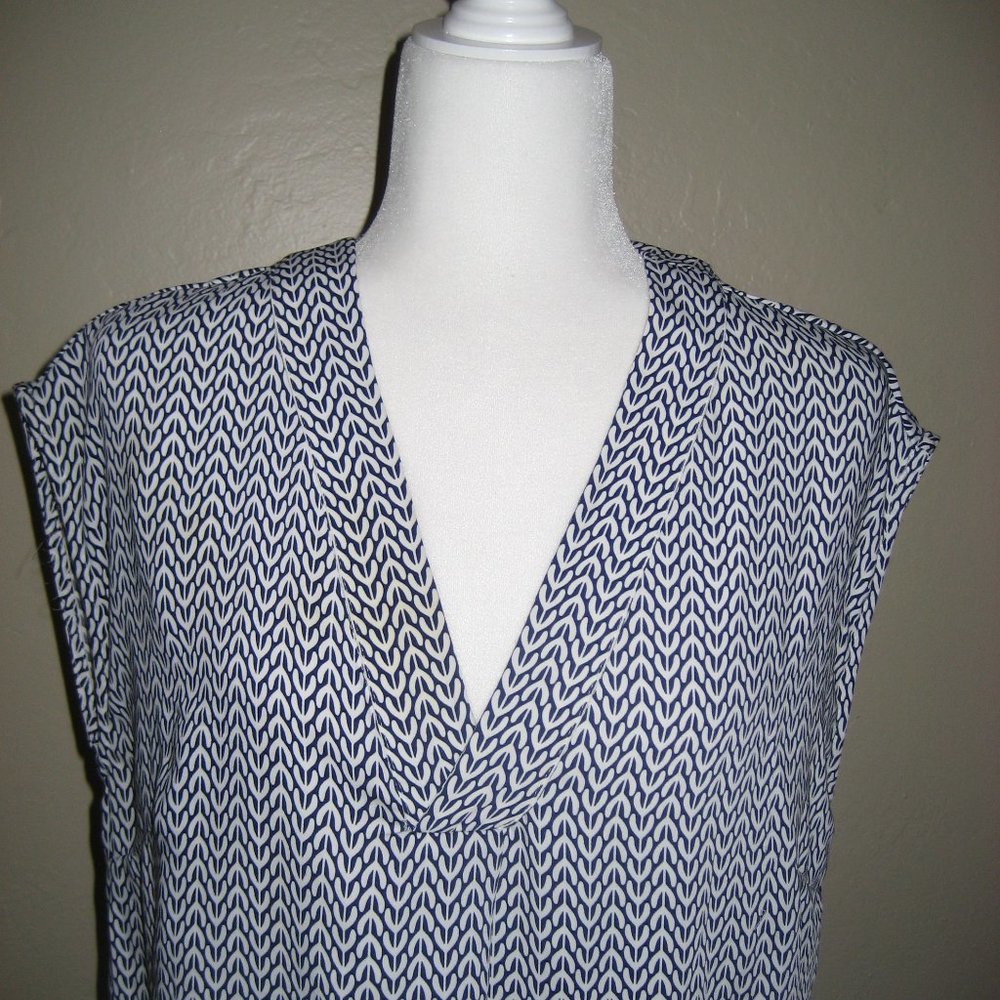 H&M Black and White Sleeveless Tunic Dress V Neck Knee Length Size 10 Excellent